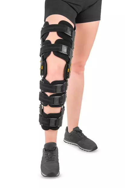 Qmed RUSH Justerbart postoperativt knästöd, en storlek - Knästöd med sidoskenor - DRQI0N - 2